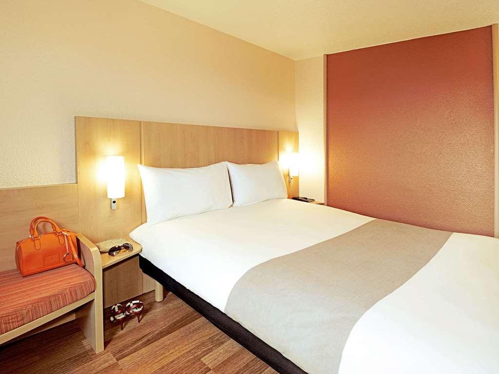 Ibis Rotherham East - Room photo